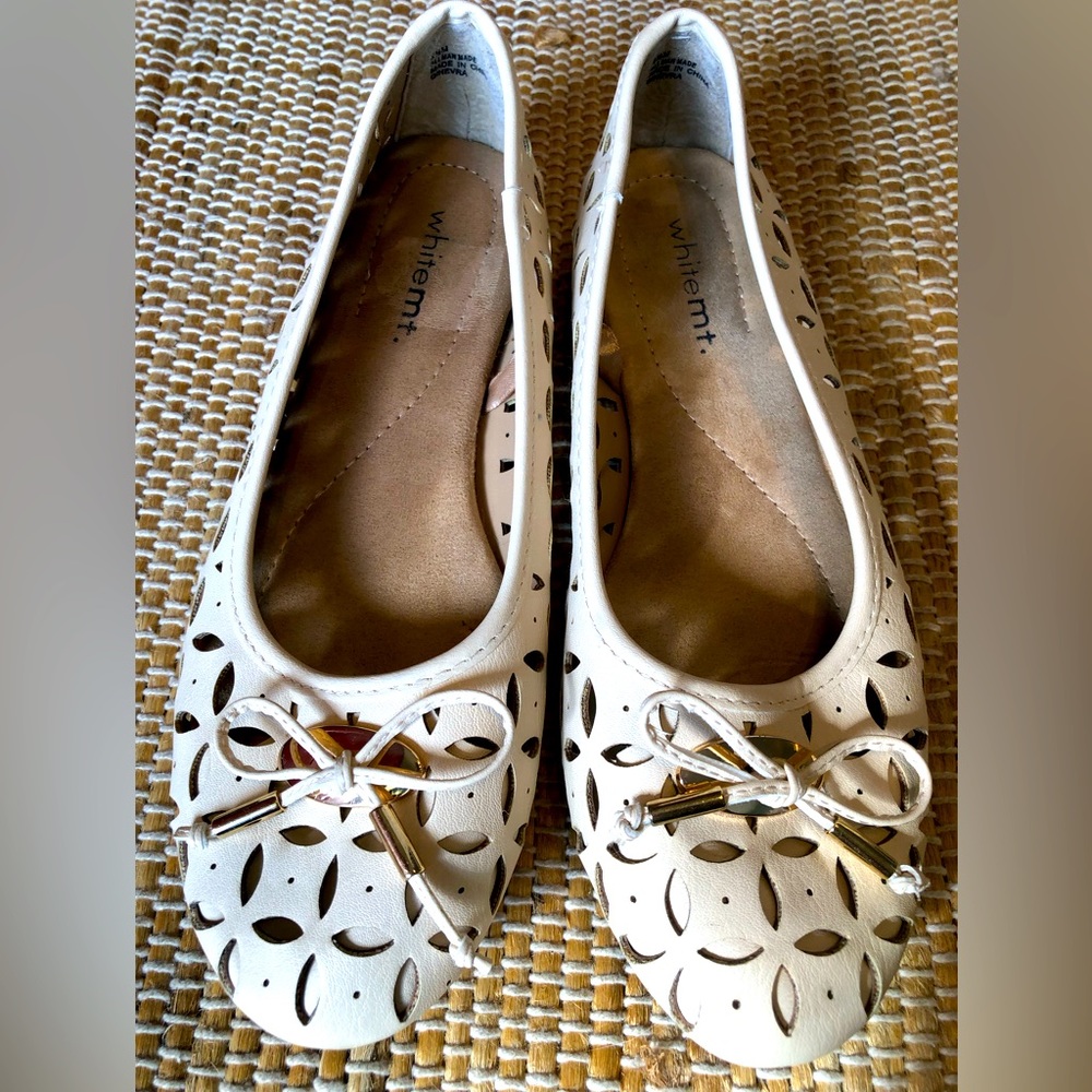 WHITE MOUNTAIN cream cut out bow ballet flats sz6.5 Look new! Nice padded insole